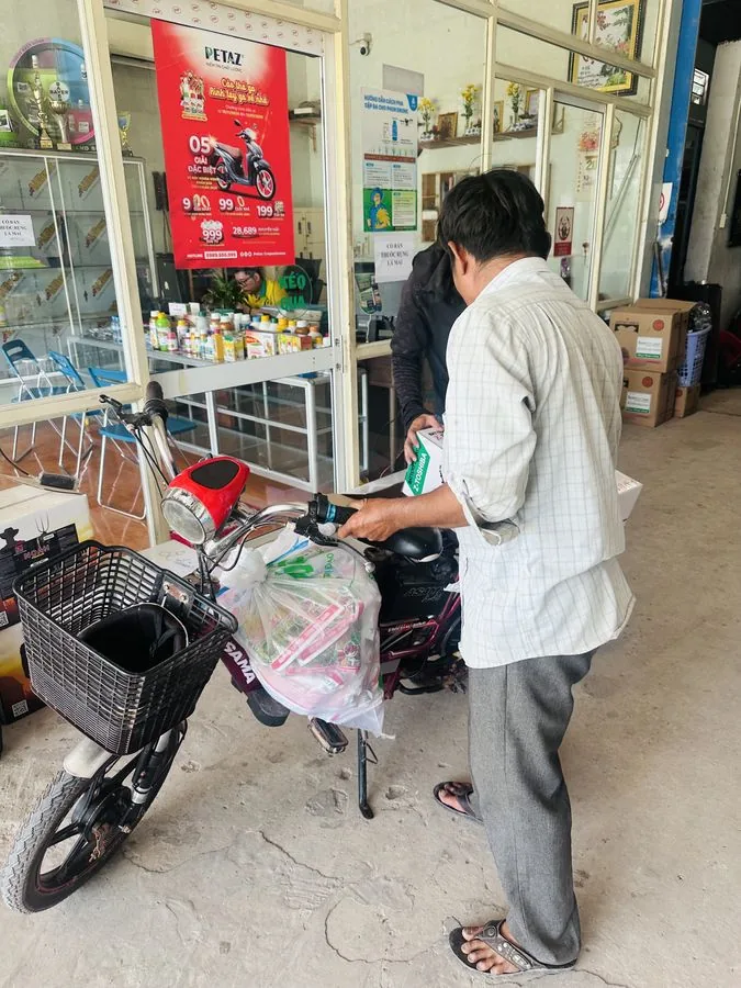 Bà con tại cửa hàng VOCHIRON